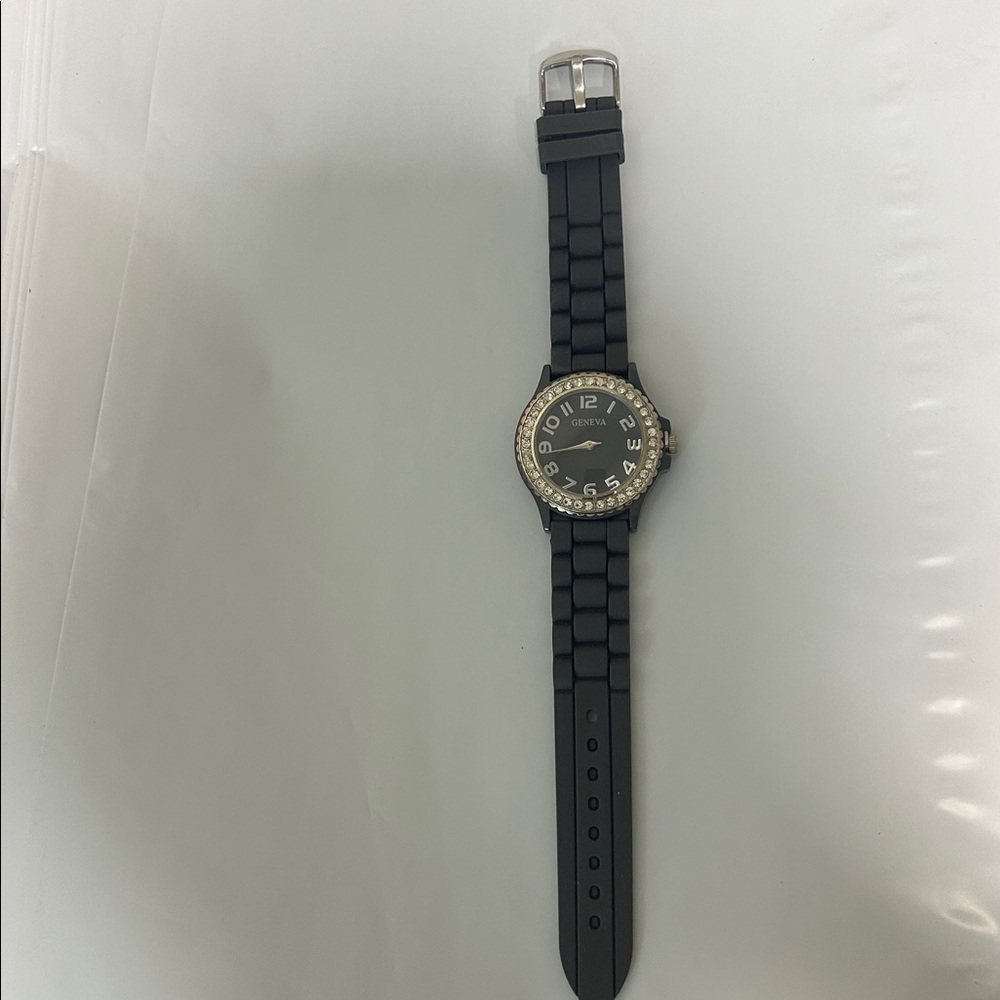 Timeless Geneva Watch With Bling 
Adjustable strap.   Needs battery